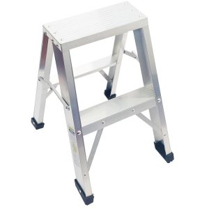 Escalera en aluminio de 2 pasos